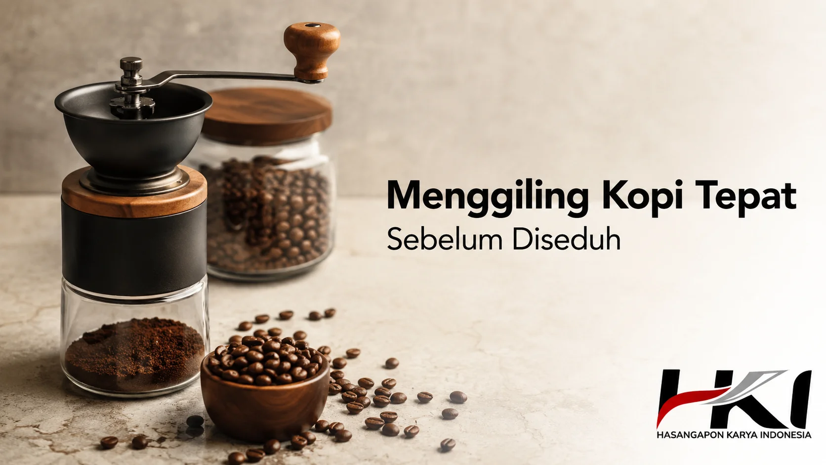 Grinder kopi manual dengan biji kopi segar yang menggambarkan teknik menggiling kopi sebelum diseduh untuk menjaga aroma dan cita rasa
