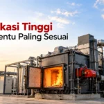 Spesifikasi tinggi belum tentu paling sesuai, ilustrasi foto realistis Panduan daftar INAPROCmesi n incinerator industri dengan ruang pembakaran, cerobong, dan sistem pengolahan limbah B3 milik Hasangapon Karya Indonesia.